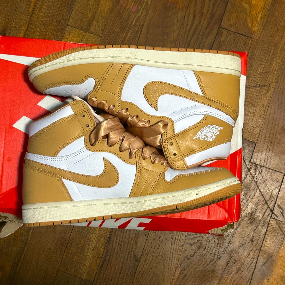 Nike women’s Beige and White Sneakers with ribbon shoe strings. Only worn twice.